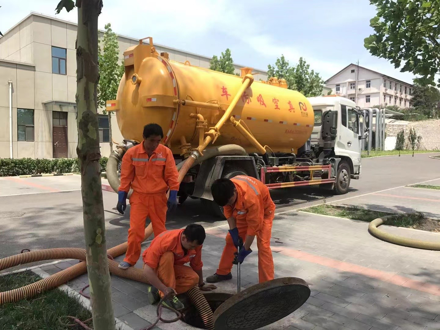 横沥镇管道疏通车停在窨井附近