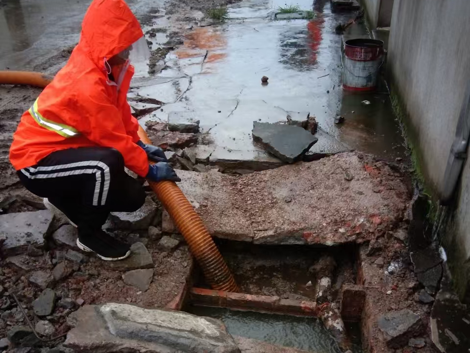 横沥镇专业清理污水池 炜誉市政以规范流程守护城市 “肠道”